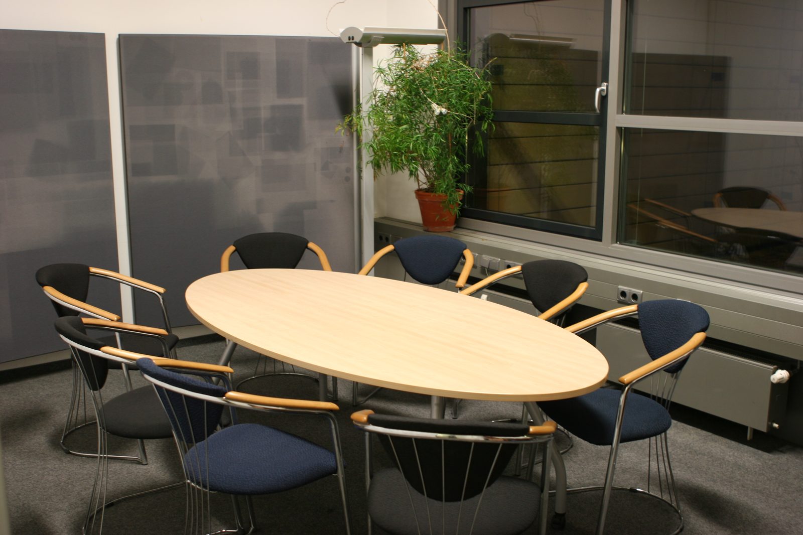Besprechungsraum mit rundem Tisch