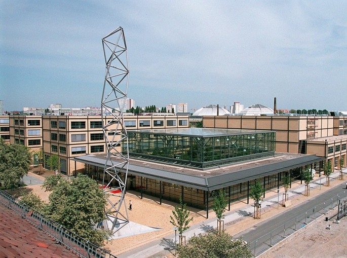 Media City Leipzig von außen, Glasfront mit dem Sendemast